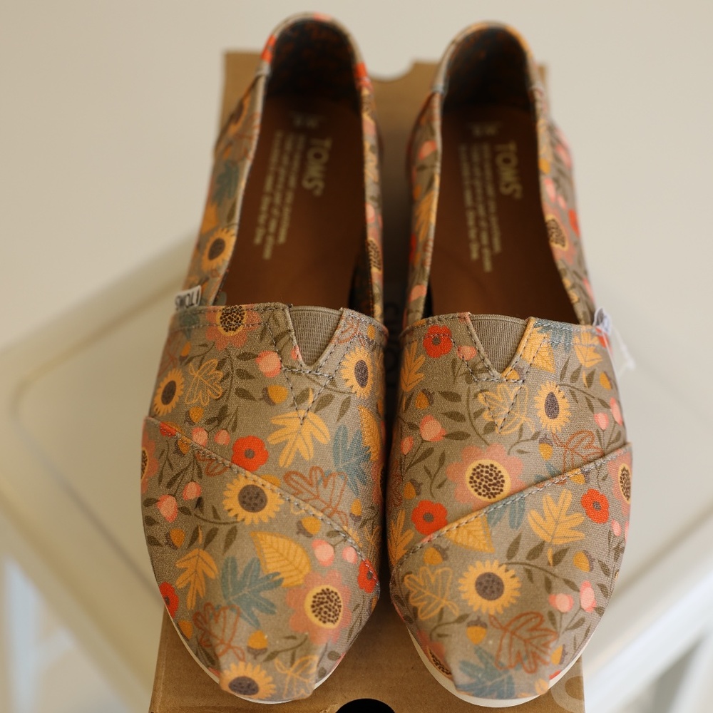 NWT Size 8 Toms Desert Taupe Vintage Floral